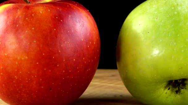 Appels Een Zwarte Achtergrond Snijplank Beweging — Stockvideo