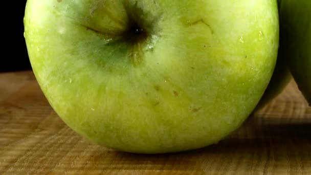 Appels Een Zwarte Achtergrond Snijplank Beweging — Stockvideo