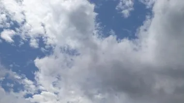 Gökyüzünde bulutlar uçuşuyor.