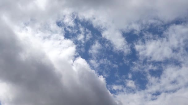 Tir de nuages dans le ciel .
