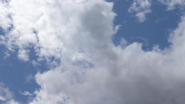 Tir de nuages dans le ciel .