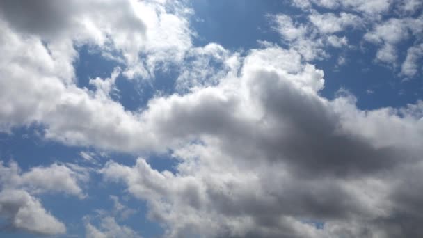 Tir de nuages dans le ciel .