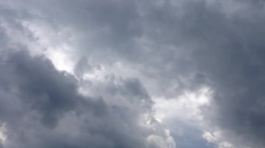 Gökyüzündeki bulutlar. Zaman aşımının çekimi.