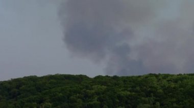 Odunların üzerindeki ateş. Duman atışı..