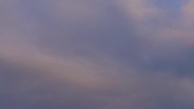 Gökyüzünde bulutlar uçuşuyor. Zaman aşımı.
