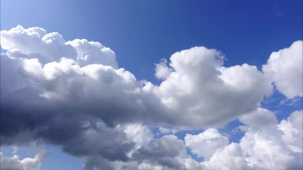 Nuages dans le ciel. Prise de vue du laps de temps.