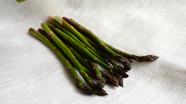 Les Asperges Vertes Fraîches Tombent Sur Toile Jute Mouvement Lent — Video