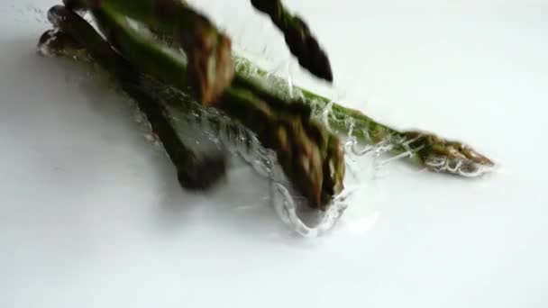 Свіжа Зелена Спаржа Вода Розбризкується Повільний Рух — стокове відео