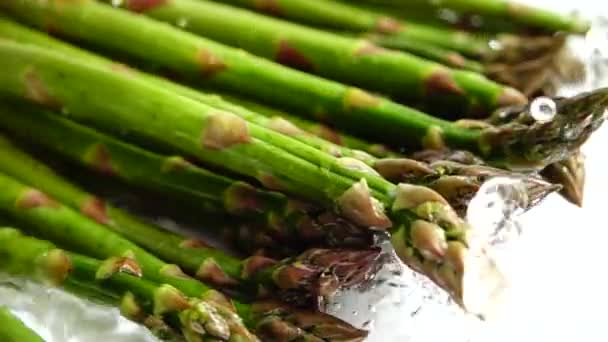 Frischer Grüner Spargel Wasser Plätschert Zeitlupe — Stockvideo