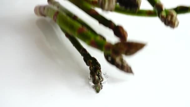 新鲜的绿色芦笋 水花四溅 慢动作 — 图库视频影像