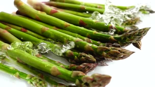 Asperges Vertes Fraîches Des Éclaboussures Eau Mouvement Lent — Video