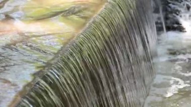 Parkta simetri suyu şelalesi