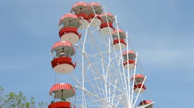 Eğlence parkında çok renkli kamaraları olan büyük tekerlek.