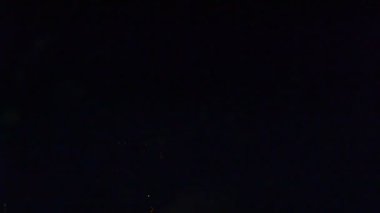 Havai fişekler. Gece gökyüzünde selam veriyor..