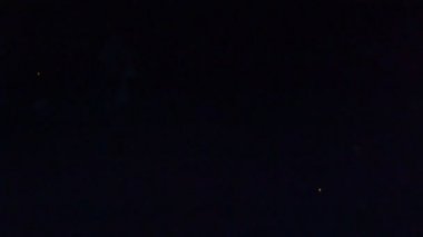 Havai fişekler. Gece gökyüzünde selam veriyor..