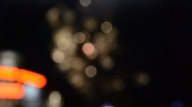 Havai fişekler. Gece gökyüzünde selam veriyor..