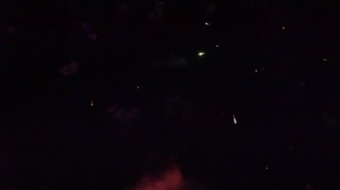 Havai fişekler. Gece gökyüzünde selam veriyor..