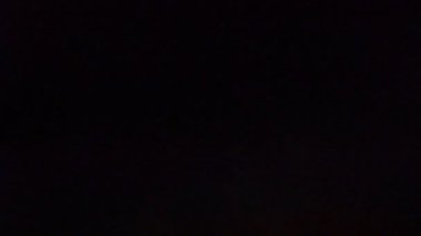 Havai fişekler. Gece gökyüzünde selam veriyor..
