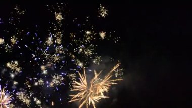 Havai fişekler. Gece gökyüzünde selam veriyor..