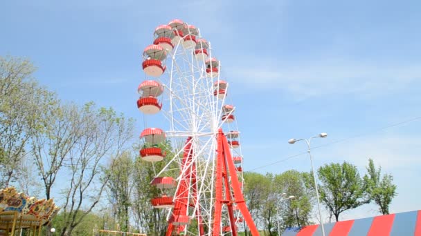 Rueda Ferris Colores Brillantes Contra Cielo Azul — Vídeos de Stock