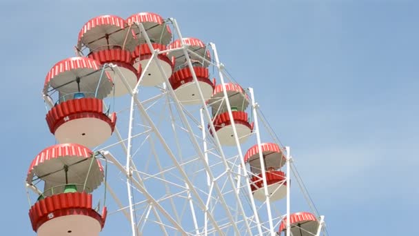 Roda Gigante Colorida Contra Céu Azul — Vídeo de Stock