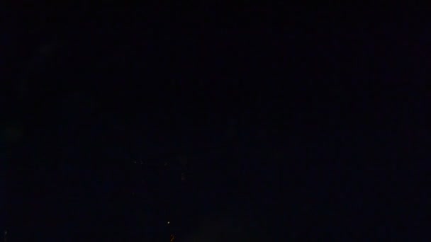 Feux d'artifice. Tourner un salut dans le ciel nocturne .