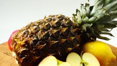 Ananas, elma ve limondan sonra hayat devam ediyor. Sağlıklı yemek..
