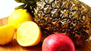 Ananas, elma ve limondan sonra hayat devam ediyor. Sağlıklı yemek..