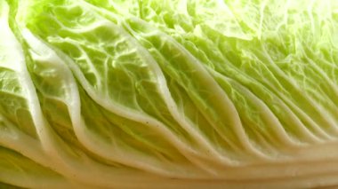 Napa lahanası, hareket halinde çekim. Kesme tahtası.