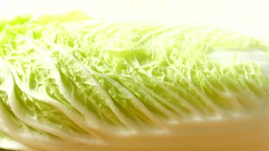 Napa lahanası, hareket halinde çekim. Kesme tahtası.