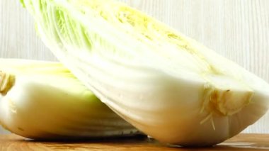 Napa lahanası, hareket halinde çekim. Kesme tahtası.