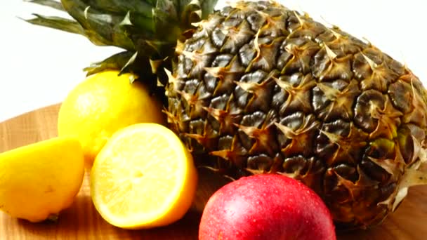 Ainda Vida Abacaxi Maçãs Limões Alimentos Saudáveis — Vídeo de Stock