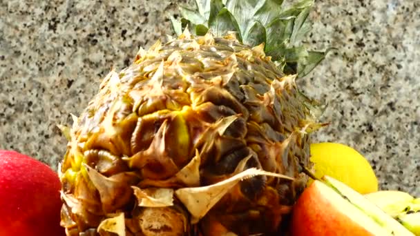 Stillleben Aus Ananas Äpfeln Und Zitronen Gesunde Ernährung — Stockvideo