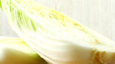 Napa lahanası, hareket halinde çekim. Kesme tahtası.