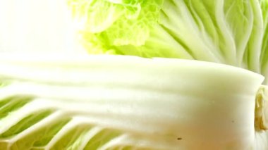 Napa lahanası, hareket halinde çekim. Kesme tahtası.