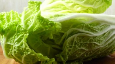 Napa lahanası, hareket halinde çekim. Kesme tahtası.