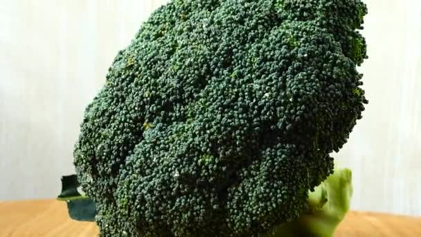 Sparatoria Broccoli Nel Movimento Tagliere — Video Stock