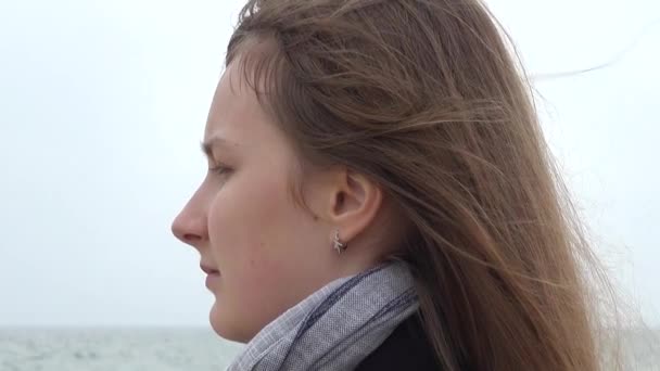 Dívka Dívá Moře Fotografování Pláži — Stock video