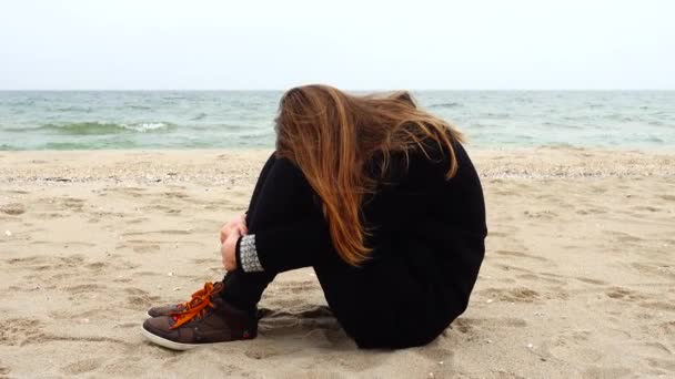 Κορίτσι Ξεκουράζεται Στην Παραλία Πυροβολισμοί Στην Παραλία — Αρχείο Βίντεο