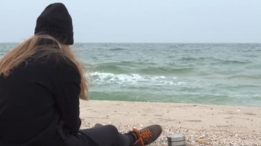 Kız sahilde yürüyor. Sahilde çekim yapmak..