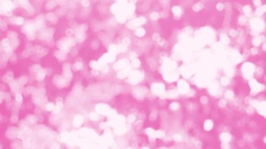 Güneş ışınları ağaç yapraklarının arasından geçiyor. Odaklanamıyorum.