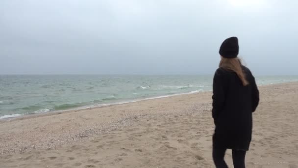 Flickan Går Stranden Skytte Stranden — Stockvideo