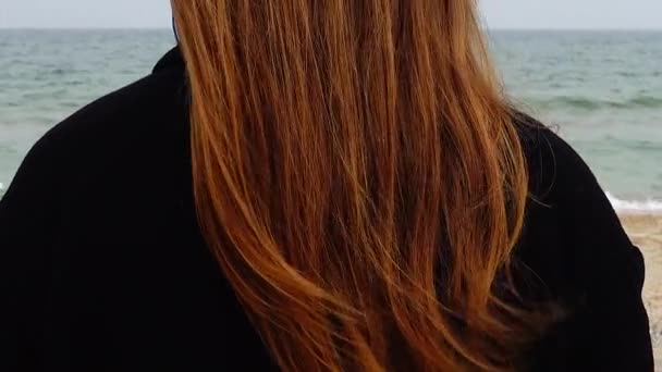 Дівчина Дивиться Море Зйомки Пляжі — стокове відео