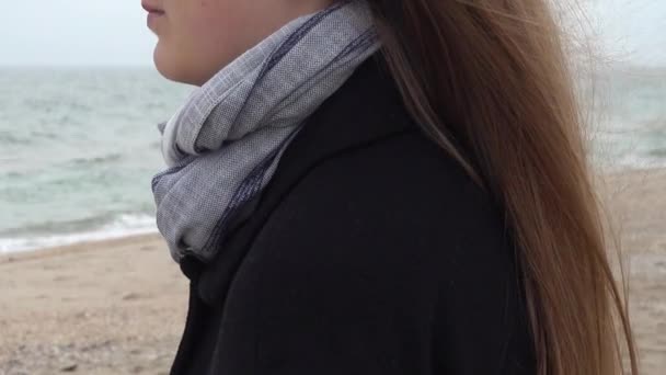 Κορίτσι Κοιτάζει Θάλασσα Πυροβολισμοί Στην Παραλία — Αρχείο Βίντεο