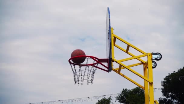 Streetball Pelota Vuela Anillo Movimiento Lento — Vídeo de stock