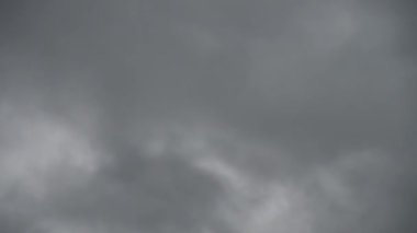 Gökyüzünde bulutlar uçuşuyor.