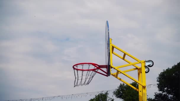 Streetball Pelota Vuela Anillo Movimiento Lento — Vídeo de stock