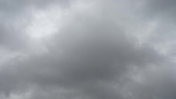 Tir de nuages dans le ciel .