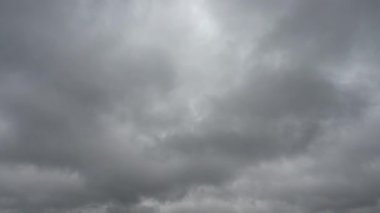 Gökyüzünde bulutlar uçuşuyor.