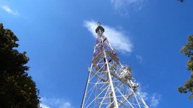 Gökyüzünün arka planına karşı televizyon kulesi.